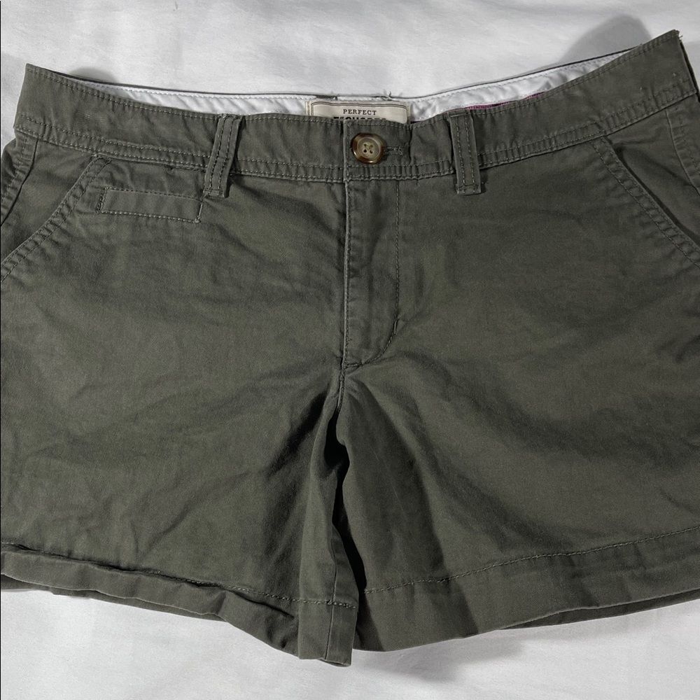 Old Navy womens olive green Perfect 4.5" Shorts flat front chino shorts - size 6